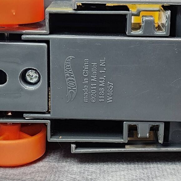 Hot Wheels Crashin' Rig Yellow 2011 Mattel W4657 - Picture 5 of 8